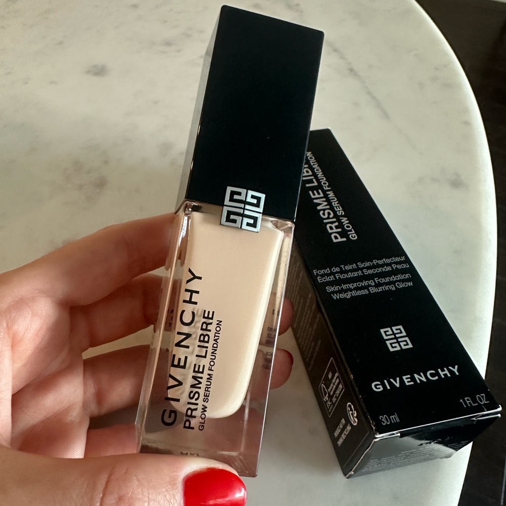 NWT Givenchy Prisme Libre Glow Foundation - 0N